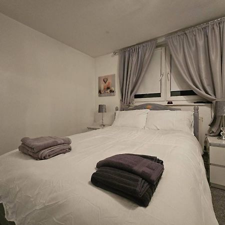 Stunning 1-Bed Apartment In Лондон Екстер'єр фото