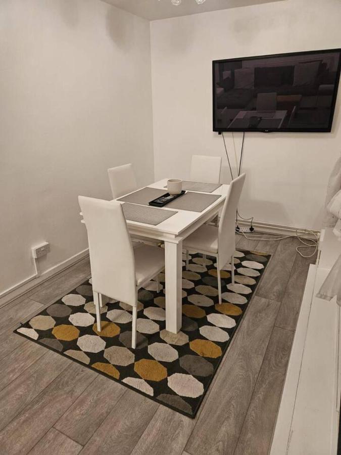 Stunning 1-Bed Apartment In Лондон Екстер'єр фото